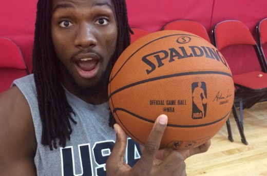 ان بی ای شناسه @NBA را روی توپ های بسکتبال فصل 2014-15 درج می کند
